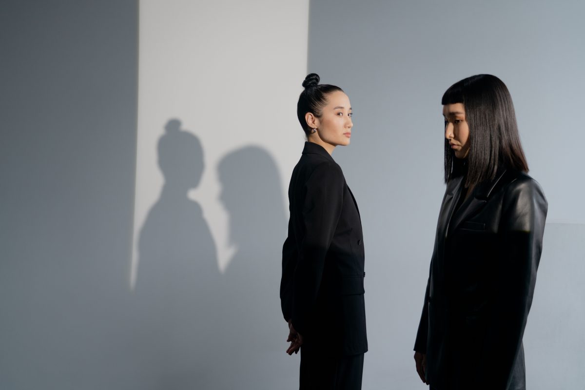 Deux vestes d’épaule portées de profil, studio haute lumière