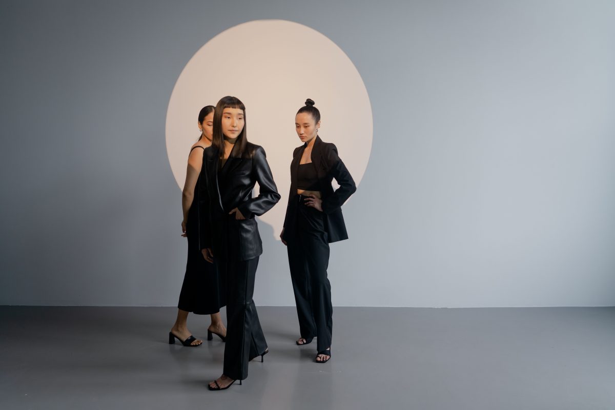 Maille et pantalon large, studio haute lumière